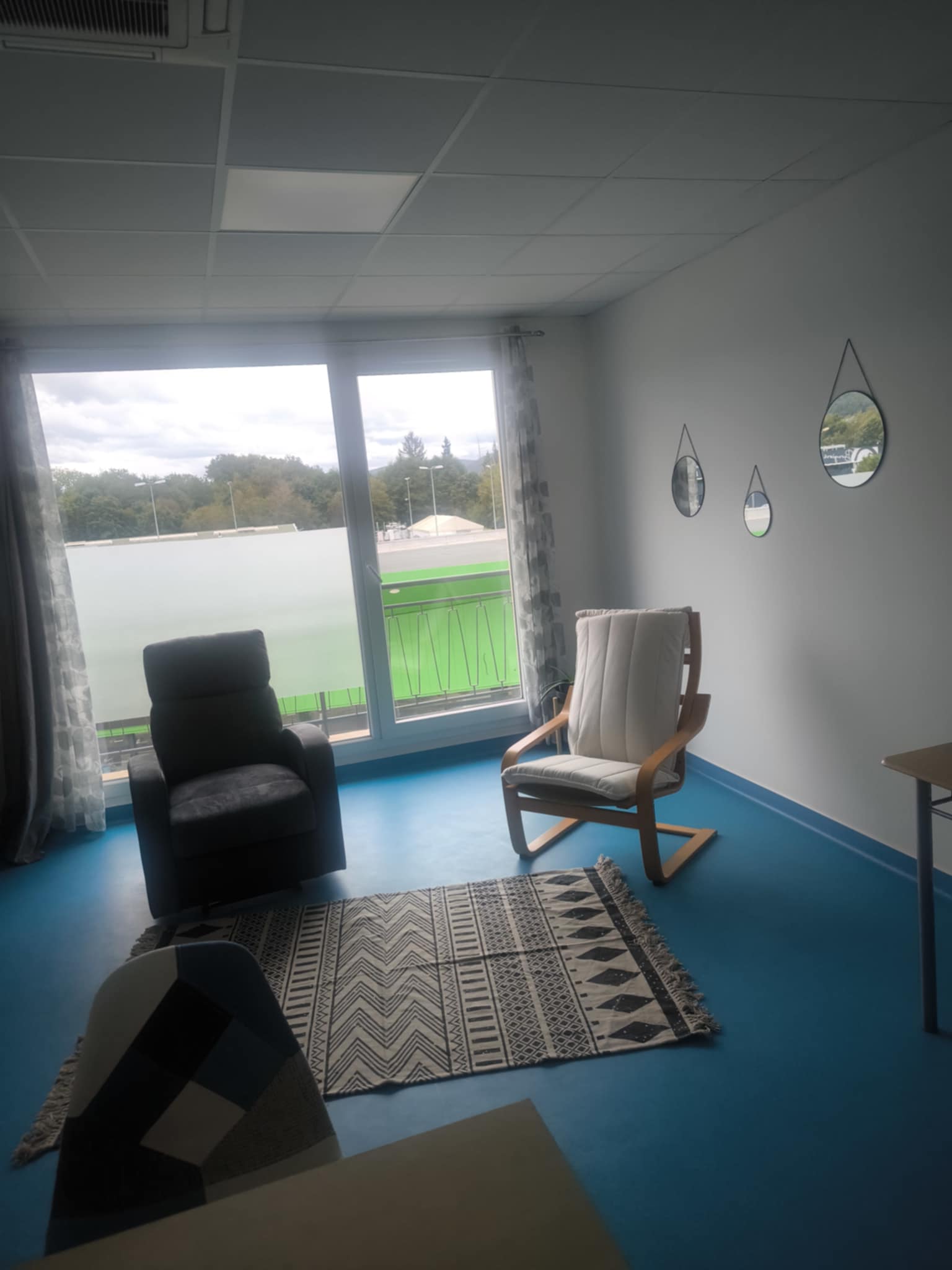 Salle de consultation pour hypnose et magnétisme avec chaise confortable et lumière naturelle apportant détente et sérénité.